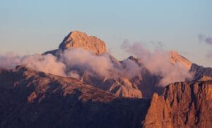 Picos montanhosos irregulares banhados pela luz dourada da hora