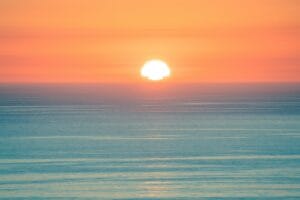 Sol a pôr-se sobre um horizonte calmo do oceano