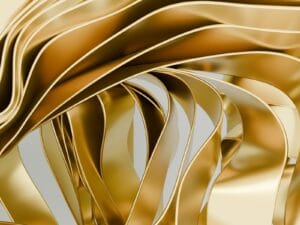 Um close-up de um objeto de ouro e prata